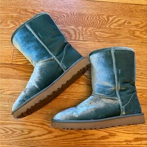 Like new velour Uggs